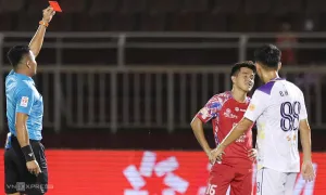 Hà Nội FC hạ TP HCM trong 'cơn mưa' thẻ phạt