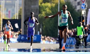 Runner Kenya lỡ chức vô địch Berlin Marathon vì bung sức sớm