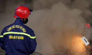 Cháy quán bar đang sửa chữa giữa trung tâm Đà Nẵng