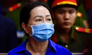 Bà Trương Mỹ Lan khóc, nói 'phải trả giá quá đắt'