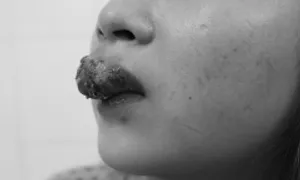 Thuê thợ về nhà xăm lông mày, môi 'đổi vận'